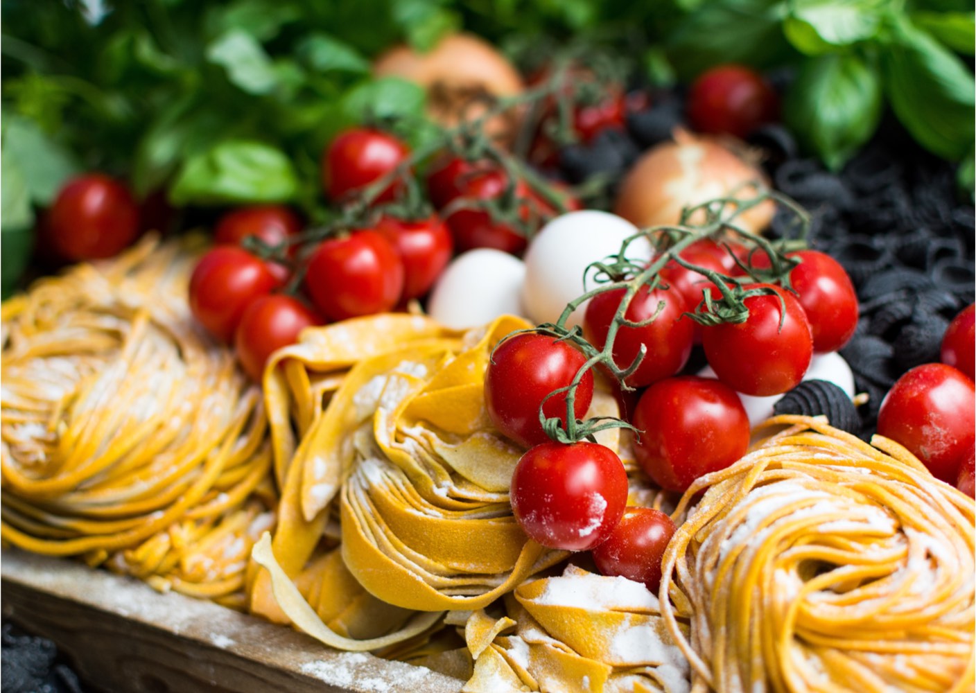 Frische italienische Zutaten – Nudeln, Tomaten und Basilikum