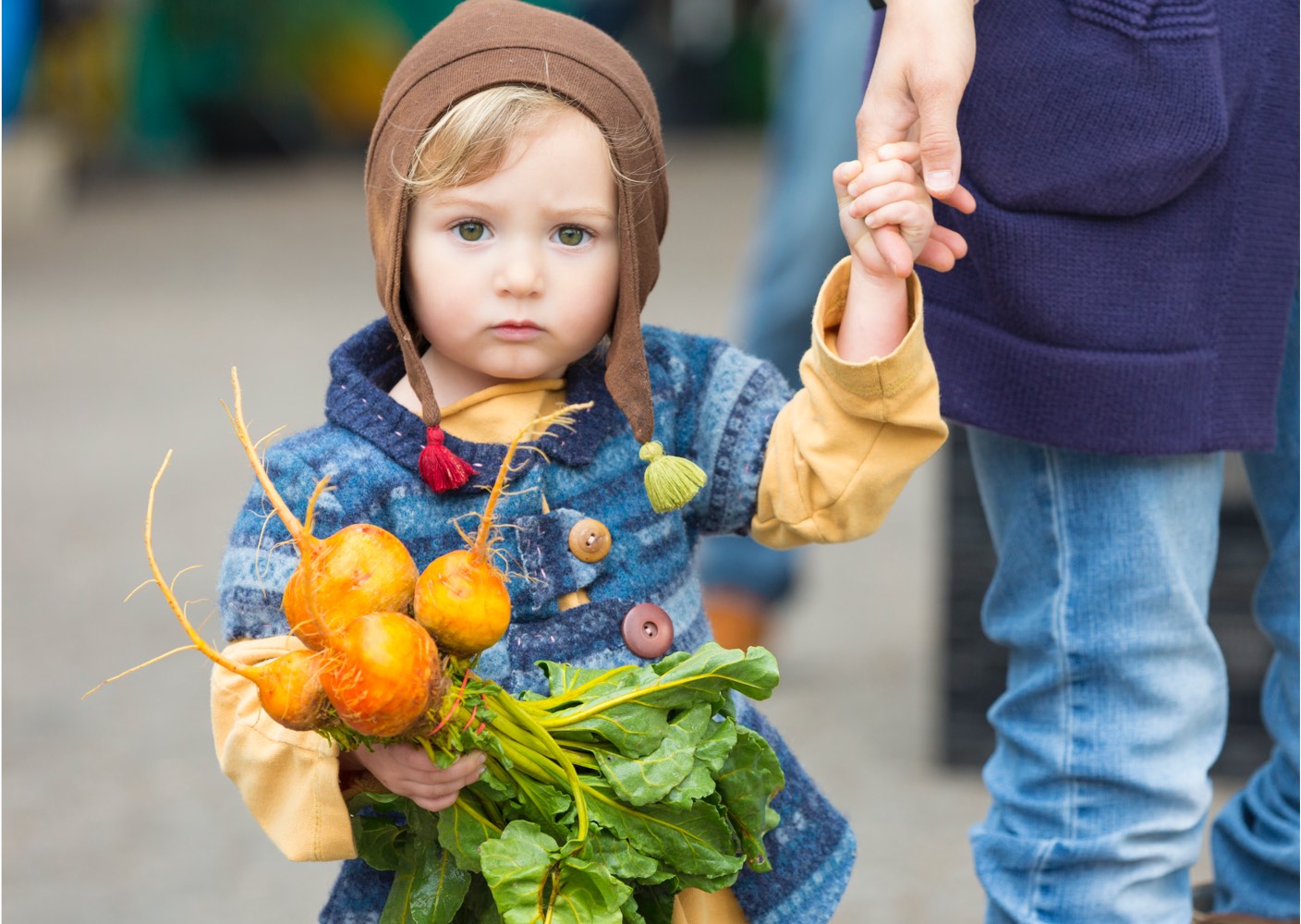 Kind hält frische Radieschen vom Markt